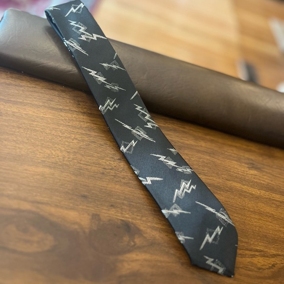Vintage Nino Foriero Tie with Lightening Bolt Pattern - Picture 7 of 8